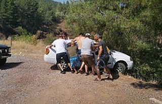 Uçuruma düşmekten son anda kurtuldular