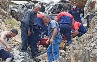 Uçurumdan yuvarlanan kamyonet hurdaya döndü......