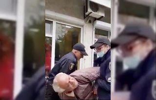 Ukrayna’da maske takmayan yaşlı adama polis şiddeti
