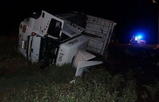 Uşak’ta kum yüklü tır devrildi