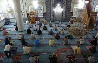 Uşak’ta sosyal mesafeli bayram namazı