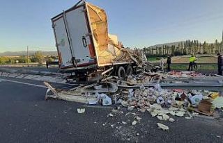 Uşak’ta ticari otomobil, devrilen tıra çarptı;...