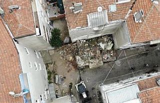 Üsküdar’da 2 katlı ahşap bina çöktü