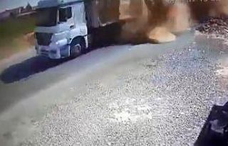 Üzerine saman balyaları düşen motosiklet sürücüsü...