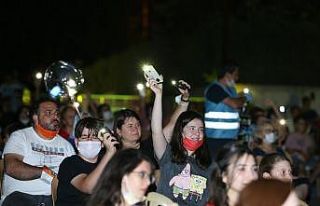 Uzun bir aradan sonra düzenlenen konserde vatandaşlar...