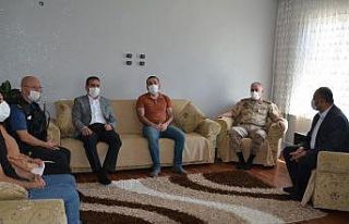 Vali Akbıyık’tan şehit ailesine bayram ziyareti