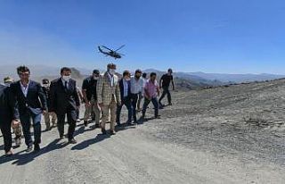 Vali Bilmez, Çatak’ta üs bölgesini ziyaret etti