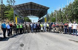 Vali Bilmez sınırdaki askerlerle bayramlaştı