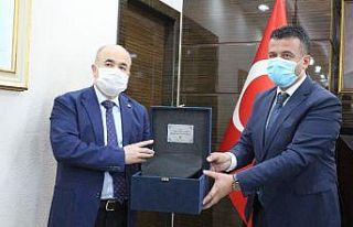 Vali Dağlı’ya yumurta topuk ayakkabı ve 8 köşe...