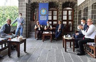 Vali Karaloğlu, Dengbej Evinde Kürtçe kaside dinledi