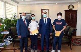 Vali Mahmut Çuhadar LGS şampiyonlarını ödüllendirdi