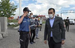 Vali Öksüz’den uygulama noktasında görevli polis...