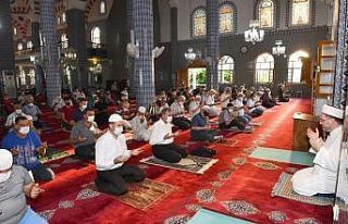 Vali Su, bayram namazını Muğdat Camii’nde kıldı