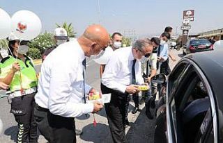 Vali Su, denetleme noktasında sürücülerin bayramını...