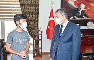 Vali Yılmaz’dan AYT birincisine ödül