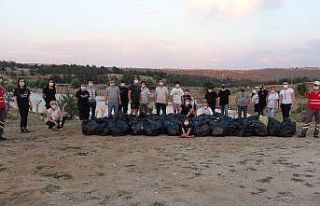 Vatandaşlar, piknik alanında 100 poşetten fazla...