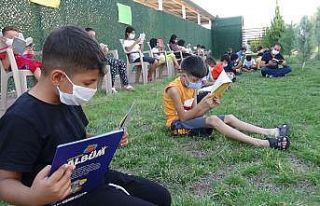 Veliler çocukları ile birlikte kitap okudu