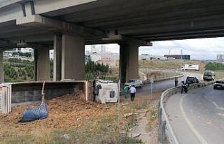 Viraja hızlı giren hafriyat yüklü tır yan yattı:...