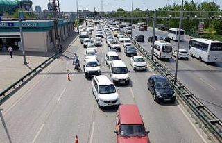 Yağ akıtan kamyon ortalığı birbirine kattı