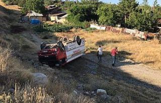 Yakıt tankeri devrildi, facianın eşiğinden dönüldü