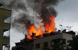 Yangını film gibi seyredip, cep telefonuyla görüntülemeye...