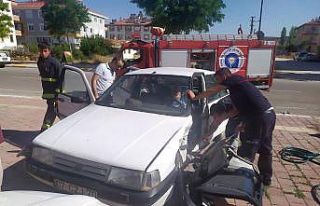 Yaşlı adam, sıkıştığı araçtan kapı kesilerek...
