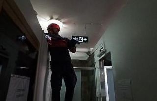 Yavrularının yanına ulaşamayan kedinin yardımına...