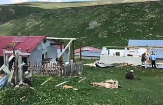 Yaylada çıkan şiddetli rüzgar çatıları uçurdu
