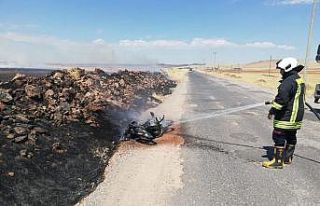 Yol kenarına terk edilen motosiklet cayır cayır...