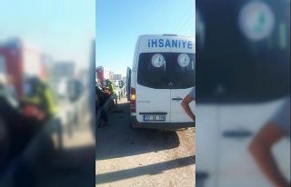 Yolcu minibüsü ile otomobil çarpıştı 17 kişi...