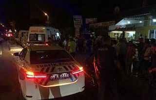 Yolun karşısına geçmek isteyen kadına motosiklet...