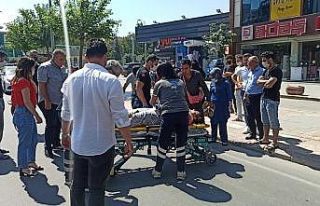 Yolun ortasında karar değiştiren bisikletliye minibüs...