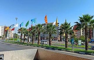 YSE Kavşağı’ndaki bayraklar yenilendi