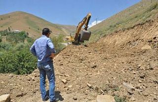 Yüksekova’da yol yapım çalışması