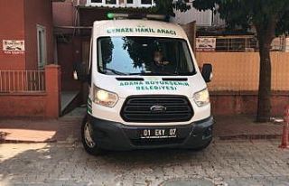 Yumruk attığı kişi başını zemine çarparak...