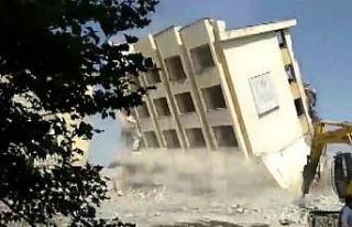 Yurt binası yıkıldı, o anlar böyle görüntülendi