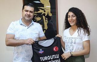 Zeliha Öter bir yıl daha Turgutlu Belediyespor’da