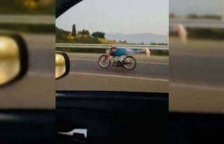 120 kilometre hızla motosikletin üzerine yattı,...