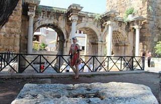 1890 yıllık tarihi yapıya aşklarını kazıdılar,...