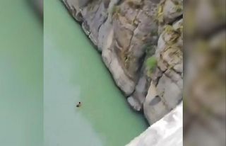24 metre yükseklikten suya atlayan genç, yürekleri...