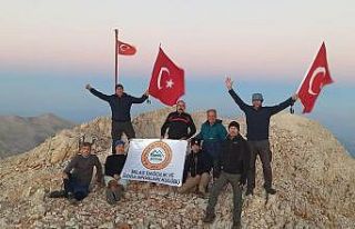 30 Ağustos’u 3 bin 70 metrede kutladılar