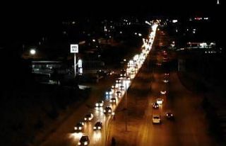 43 ilin geçiş noktasında trafik yoğunluğu: Geri...