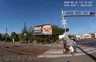 ABD’de tekerlekli sandalyesi ile raylara sıkışan...