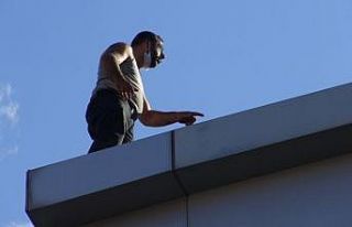 Acil serviste istediği ilaç verilmeyince çatıya...