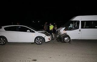 Adana’da otomobil ve minibüs çarpıştı: 3 yaralı
