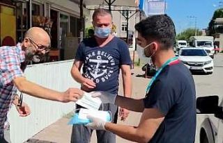 Adana’da vatandaşlara maske dağıtılıp bilgilendirme...