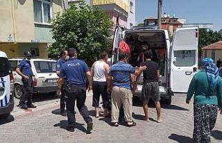 Ailesi ile birlikte evde oturan adam silahla kendini...