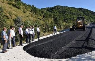 AK Partili vekiller asfalt çalışmalarını inceledi