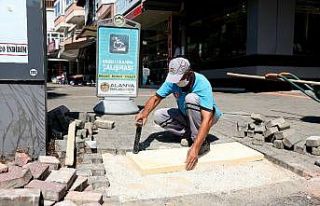 Alanya’da kaldırımlardaki engeller kaldırılıyor