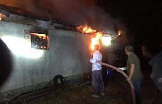 Alev alev yanan ahırda 15 buzağı telef oldu